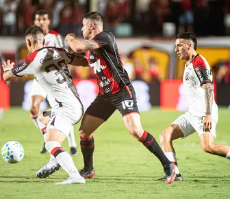 Meia do Athletico manda recado sobre soberba após goleada no Barradão