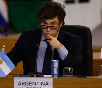 Milei privatiza hotéis populares e encerra turismo social na Argentina