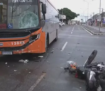 Mototaxista invade sinal vermelho e é atropelado por ônibus na Bahia