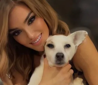 Mulher tatua cinzas de cachorro falecido nos olhos