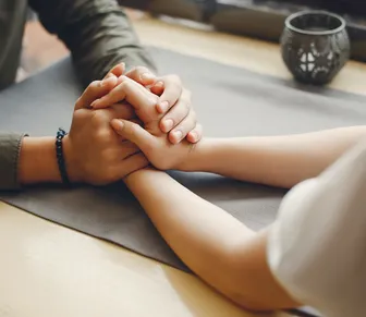 Mulheres da Geração Z preferem homens mais velhos; entenda