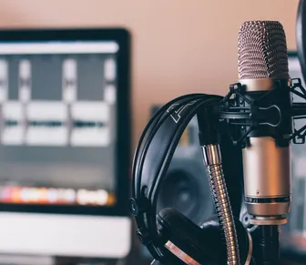 Podcast traduz a  política com a arte