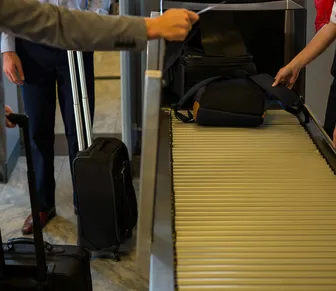 Saiba como o raio-X da PF enxerga o interior das malas em aeroportos