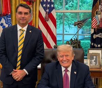 Trump rasga elogios a Flávio Bolsonaro e diz que senador "ama o Brasil"