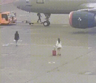 Vídeo: mulheres invadem pista e correm atrás de avião após perderem voo