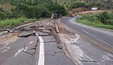 Caminhão com pedras tomba e racha asfalto da BR-101 na Bahia