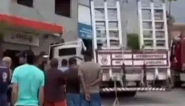 Caminhão desgovernado carregado de concreto atinge prédio e deixa sete feridos na Bahia