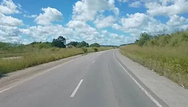Colisão entre van e caminhão deixa 10 pessoas feridas na Bahia