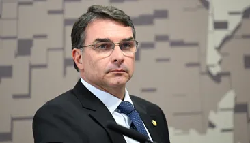 Flávio Bolsonaro endurece ataques a Lula e Moraes em live