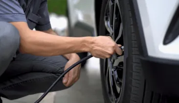 Motoristas precisam pagar para calibrar pneus em posto; veja preços
