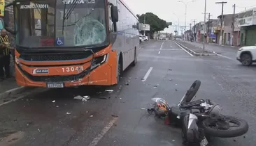 Mototaxista invade sinal vermelho e é atropelado por ônibus na Bahia