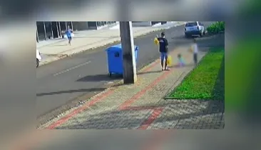 Pai é preso após ser flagrado chutando a própria filha de 3 anos