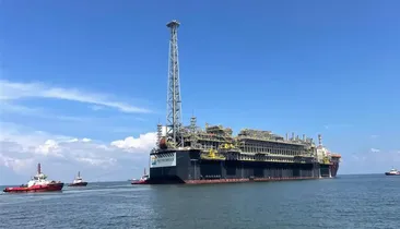 Preço do petróleo cai, mas segue acima da média anterior ao conflito