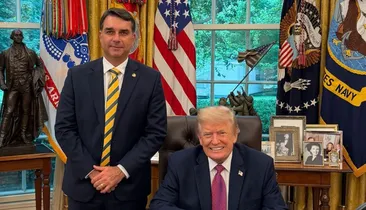 Trump rasga elogios a Flávio Bolsonaro e diz que senador "ama o Brasil"