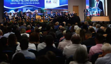 UPB entrega Comenda João Durval em ato marcado por defesa da autonomia