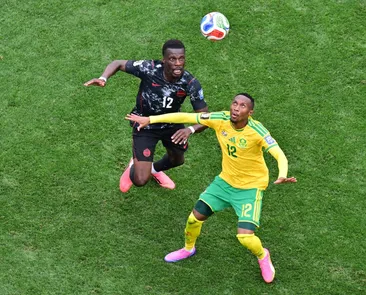 Canadá faz gol nos acréscimos, elimina África do Sul e vai às oitavas