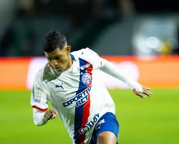 Com João Paulo no gol, Bahia sofre apagão e leva virada do Coritiba