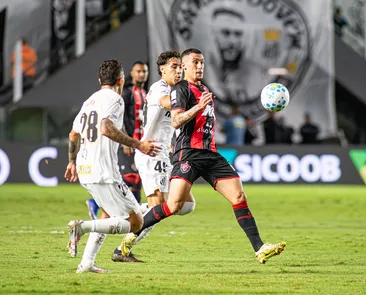 Com um a mais, Vitória perde por 3 a 1 para o Santos fora de casa