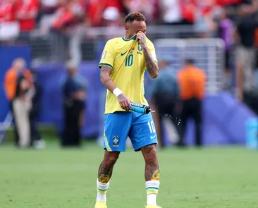 Em lágrimas, Neymar anuncia aposentadoria da Seleção Brasileira