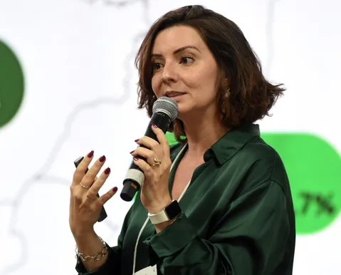 ‘A lei que restringiu o celular nas escolas pegou no Brasil’, diz diretora do MEC