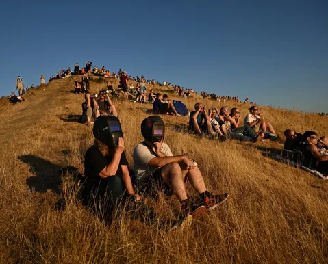 A noite em pleno dia: veja imagens impressionantes do eclipse solar pelo mundo