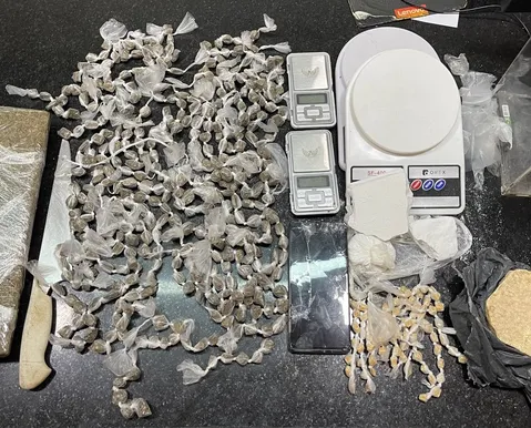 Adolescente é apreendida com quase 2 kg de drogas na Bahia - Imagem