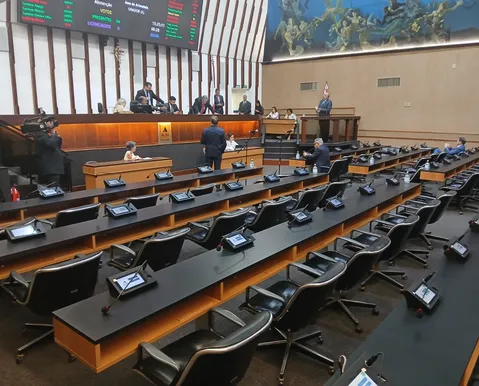 Alba retoma trabalhos após recesso parlamentar com plenário vazio