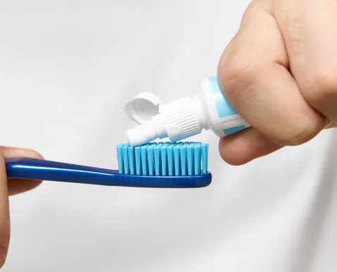 Anvisa proíbe perfume e escova dental de marca popular; veja quais