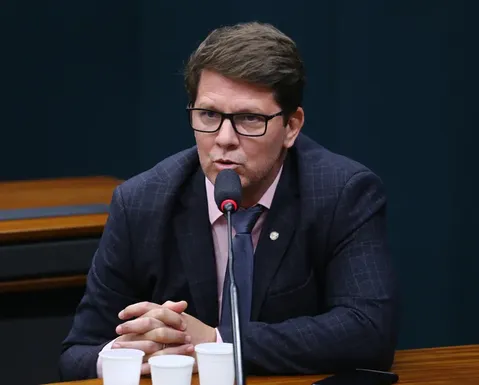 Ao STF, Frias nega envio de emendas para financiar filme de Bolsonaro