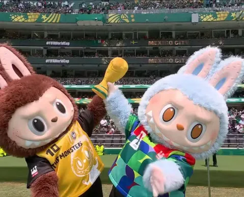 Apresentador da Globo confunde Labubu com mascote da Copa do Mundo - Imagem