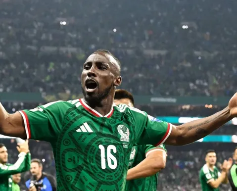 Artilheiro do México supera briga de faca e brilha no Mundial