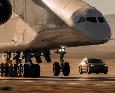 Assista: Porsche elétrico aposta corrida com maior avião do mundo