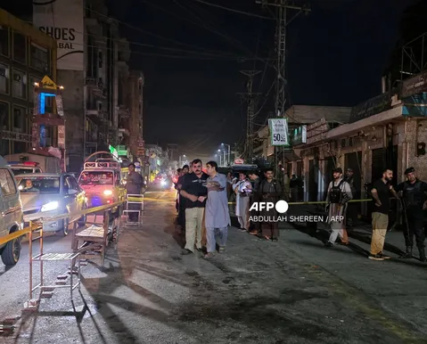 Atentado com homem-bomba deixa 13 mortos no Paquistão