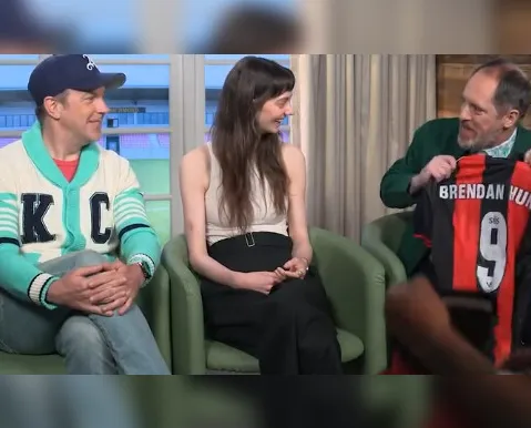 Atores da série Ted Lasso ganham camisas do Vitória; veja momento - Imagem