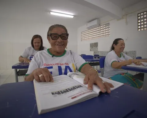 Auxílio de até R$ 1 mil incentiva permanência de alunos da EJA na Bahia