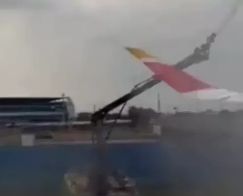 Avião se choca com caminhão de bombeiros durante voo inaugural