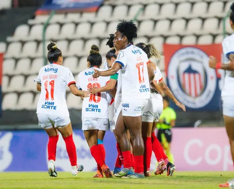 Bahia avança às quartas e mantém vivo o sonho do título