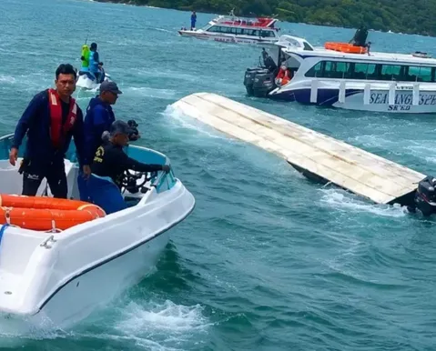 Barco com turistas afunda e deixa 15 mortos