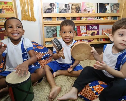 Bebetecas antirracistas serão implantadas em escolas de Salvador