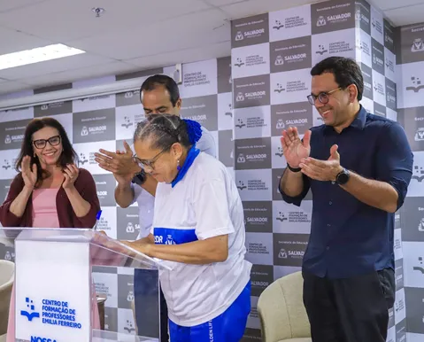 Bolsa de R$ 100 para estudantes de Salvador começa a ser paga em setembro