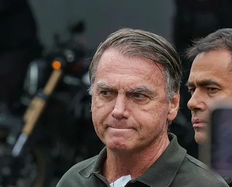 Bolsonaro pode prestar depoimento à polícia após pistola apreendida - Imagem