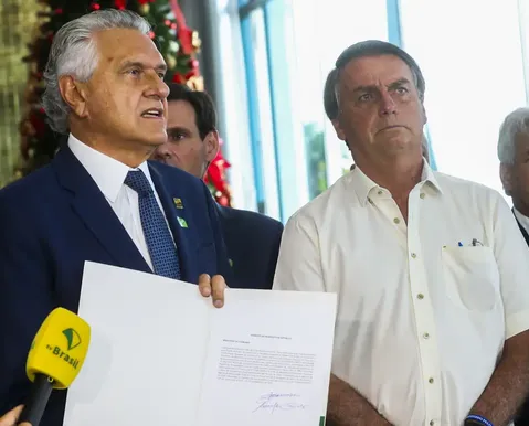 Caiado sobe o tom e diz que Flávio Bolsonaro "está afundando" - Imagem