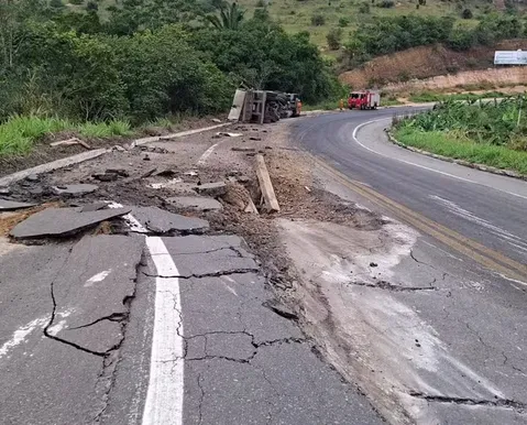 Caminhão com pedras tomba e racha asfalto da BR-101 na Bahia - Imagem