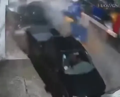 Caminhão invade cavalgada, deixa dois feridos e mata cavalo no sul da Bahia