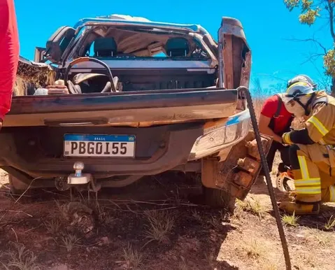 Carro capota e deixa três adultos e uma criança em estado grave na Bahia