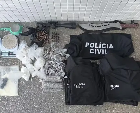 Casal é preso com drogas e camisas falsas da Polícia Civil em Salvador
