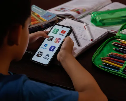 Celular fora da sala? Pesquisa revela impacto positivo nas escolas