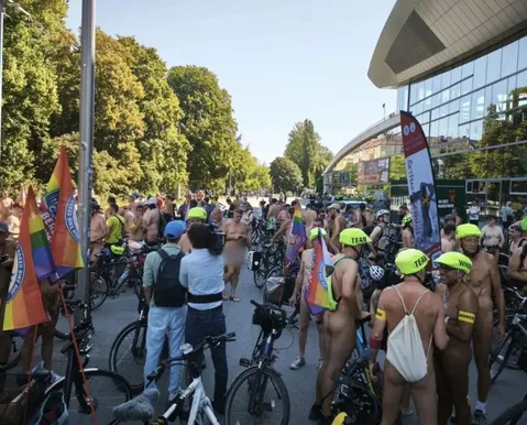 Ciclistas percorrem mais de 30 quilômetros nus durante protesto