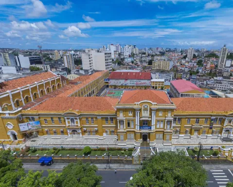 Colégio tradicional de Salvador é acusado de abusos em materiais