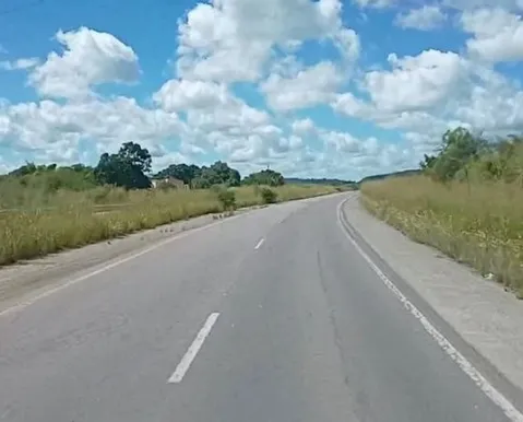 Colisão entre van e caminhão deixa 10 pessoas feridas na Bahia - Imagem